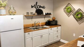 Coffee/tea maker, fridge, microwave, oven