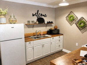 Coffee/tea maker, fridge, microwave, oven - The Cottage on College Near Downtown Brandon (Brandon)