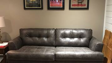 Smart-TV, DVD-Player, BĂŒcher, Videothek