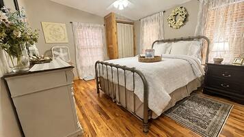 1 bedroom, in-room safe, iron/ironing board, WiFi (free)