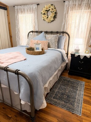 1 bedroom, in-room safe, iron/ironing board, free WiFi - The Cottage on College Near Downtown Brandon (Brandon)
