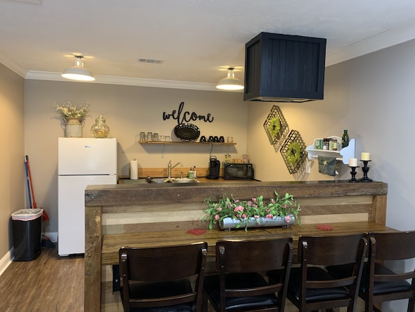 Fridge, microwave, oven, stovetop - The Cottage on College Street (Brandon)