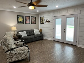 Smart TV, DVD player, books, video library - The Cottage on College Street (Brandon)