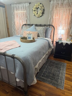 1 bedroom, in-room safe, iron/ironing board, free WiFi - The Cottage on College Street (Brandon)