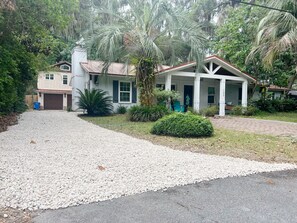 Exterior - Great Location Unique Luxury Cottage- Sleeps 3 Spa Shower Close to Sea Island (Saint Simons Island)