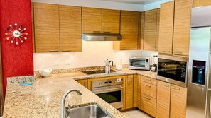 冷蔵庫、電子レンジ、オーブン、コンロ