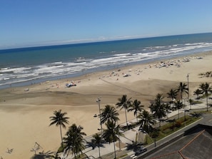 On the beach, sun-loungers - Large living room apartment - beachfront - terrace with private barbecue / ocean view (Praia Grande)