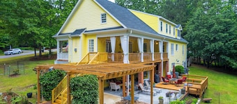 The Yellow House/sleeps 12/Families/Relocation/Retreats/ near NCSU/Raleigh/Cary