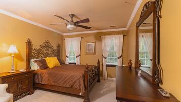 4 多间卧室、办公桌、熨斗/熨衣板、旅行婴儿床