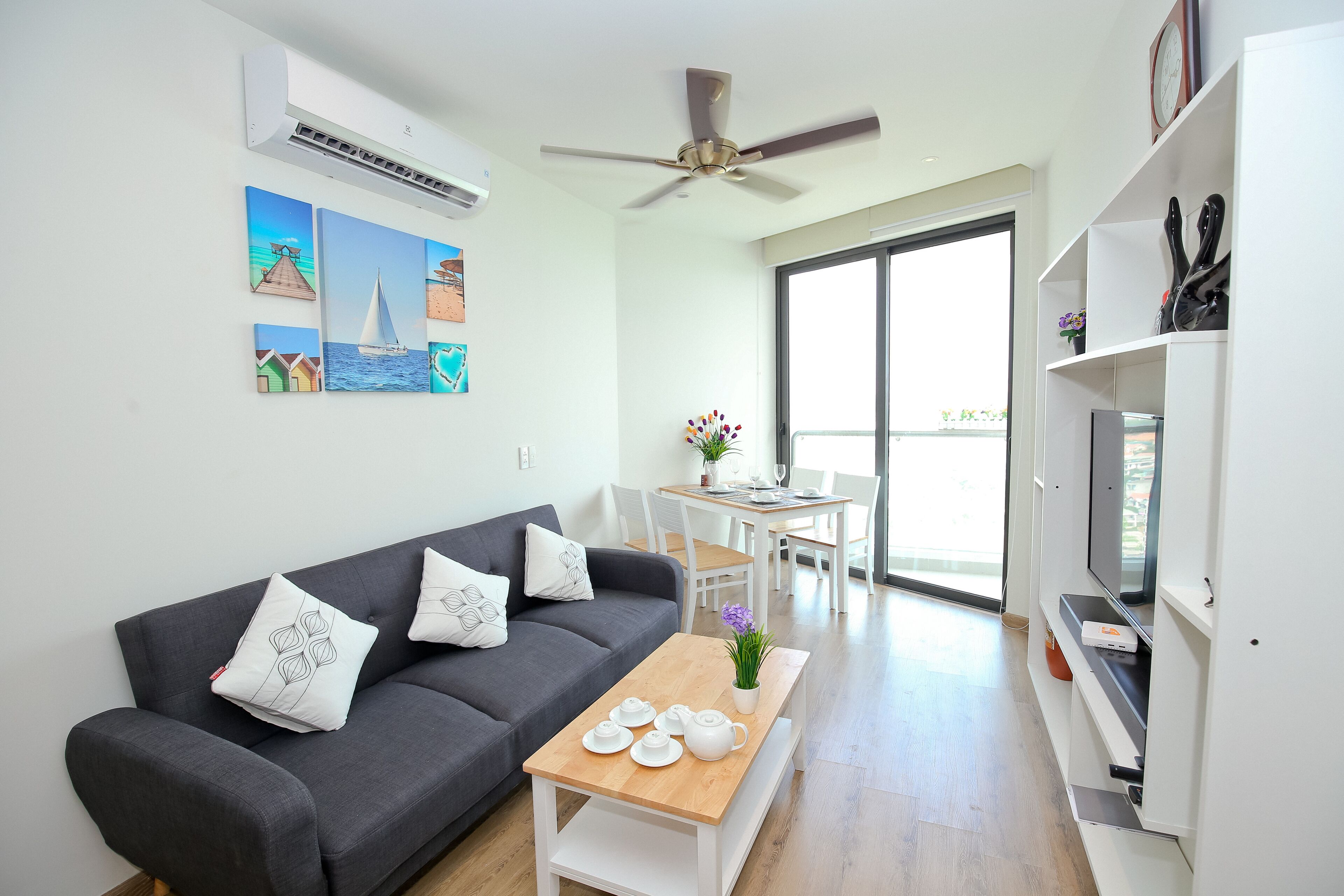 Een televisie en een stereo