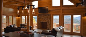 Private Log Cabin with an AMAZING VIREW!!!  Hot Tub and Sleeps up to 14