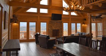 SPRING DEALS!!! PRIVATE HOME,SLEEPS 12, GRAND VIEWS & HOT TUB & PET FRIENDLY