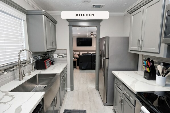 Een koelkast, een magnetron, een oven, een kookplaat