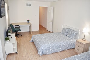 1 habitación, caja de seguridad en la habitación y escritorio