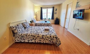 1 habitación, caja de seguridad en la habitación y escritorio 