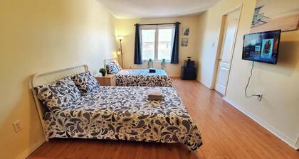 Master bedroom at YorkU with parking. Walk to subway