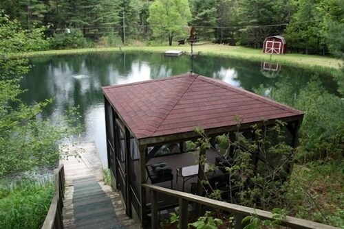 Secluded Log Cabin with a 6-Person Hot Tub, Private Pond and Babbling Brook