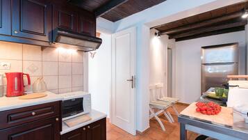 Frigorífico, microondas, horno y placa de cocina