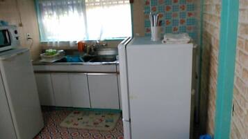 Lemari es, microwave, ketel listrik, dan peralatan masak/sendok-piring