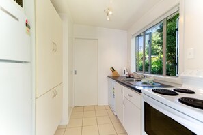 Microwave, stovetop, dishwasher, freezer - Tiri Cottage - Sun-filled Cottage in the heart of Waiheke Island (Auckland)