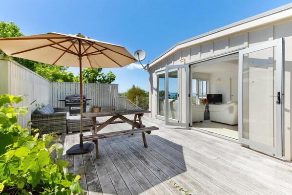 Outdoor dining - Tiri Cottage - Sun-filled Cottage in the heart of Waiheke Island (Auckland)
