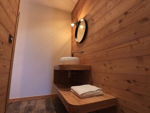 Ducha y bañera combinadas, secador de pelo y toallas