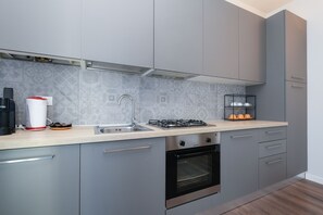 Kühlschrank, Mikrowelle, Ofen, Geschirrspüler