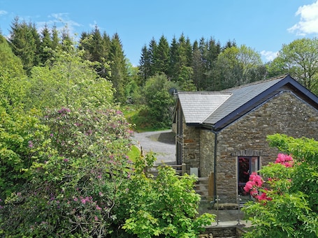 Property grounds. Modern Contemporary Cottage with Riverside Terrace and free WiFi