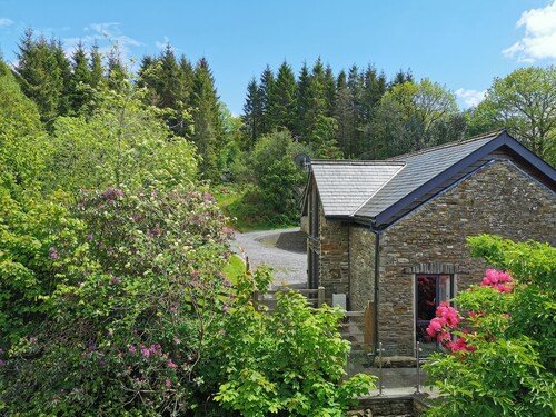 Modernes, modernes Cottage mit Terrasse am Fluss und kostenfreiem WLAN