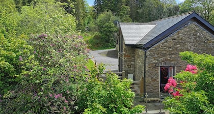 Moderni nykyaikainen mökki Riverside Terassilla ja ilmainen WiFi