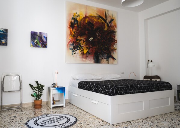 Tabla de planchar con plancha, wifi, ropa de cama