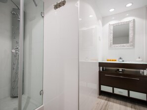 Douche, sèche-cheveux, serviettes fournies, papier toilette