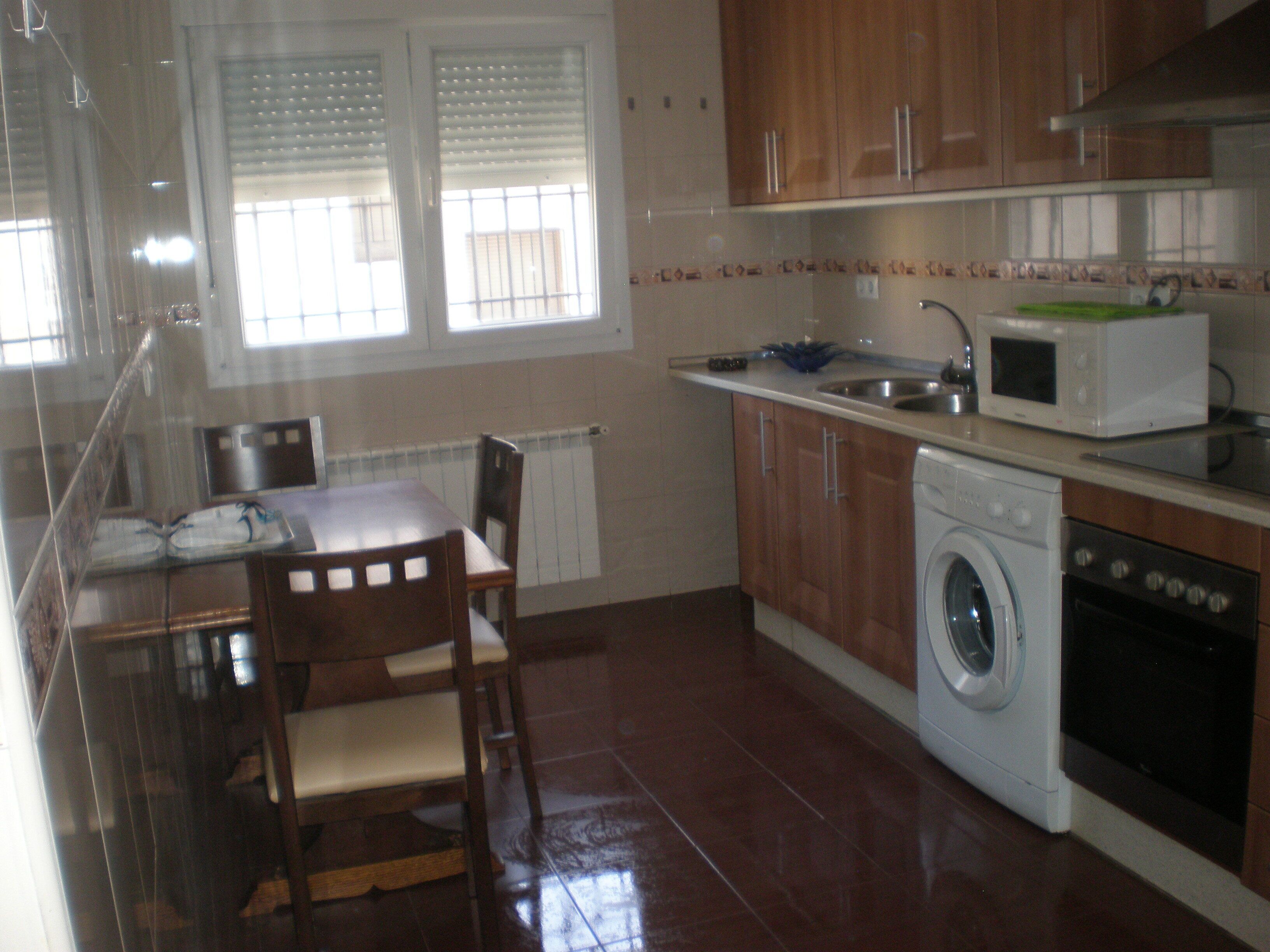 Mikroaaltouuni, kahvin-/teenkeitin, keittoastiat/astiat/ruokailuvälineet