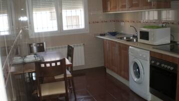 Mikroaaltouuni, kahvin-/teenkeitin, keittoastiat/astiat/ruokailuvälineet