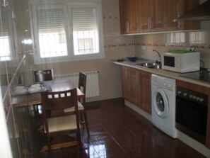 Mikroaaltouuni, kahvin-/teenkeitin, keittoastiat/astiat/ruokailuvälineet