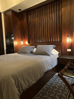Deluxe Room Ground Floor | 1 室のベッドルーム、高級寝具、羽毛の掛け布団、ピロートップベッド