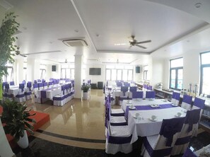 Café da manhã com buffet grátis todos os dias