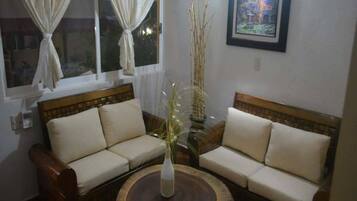 Villa Confort, 1 cama King size, junto a la alberca | Sala de estar | Televisión