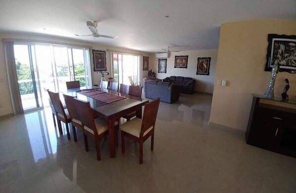 Family House, 5 Bedrooms, Pool Access | In-room dining