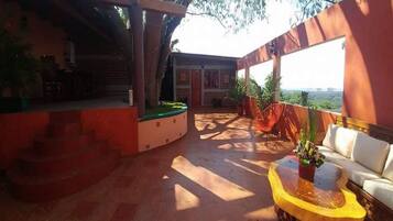 Casa familiar, 3 habitaciones, cocineta | Terraza o patio