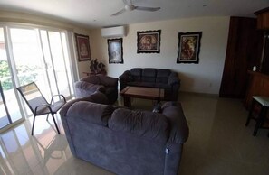 Family House, 5 Bedrooms, Pool Access | Living room