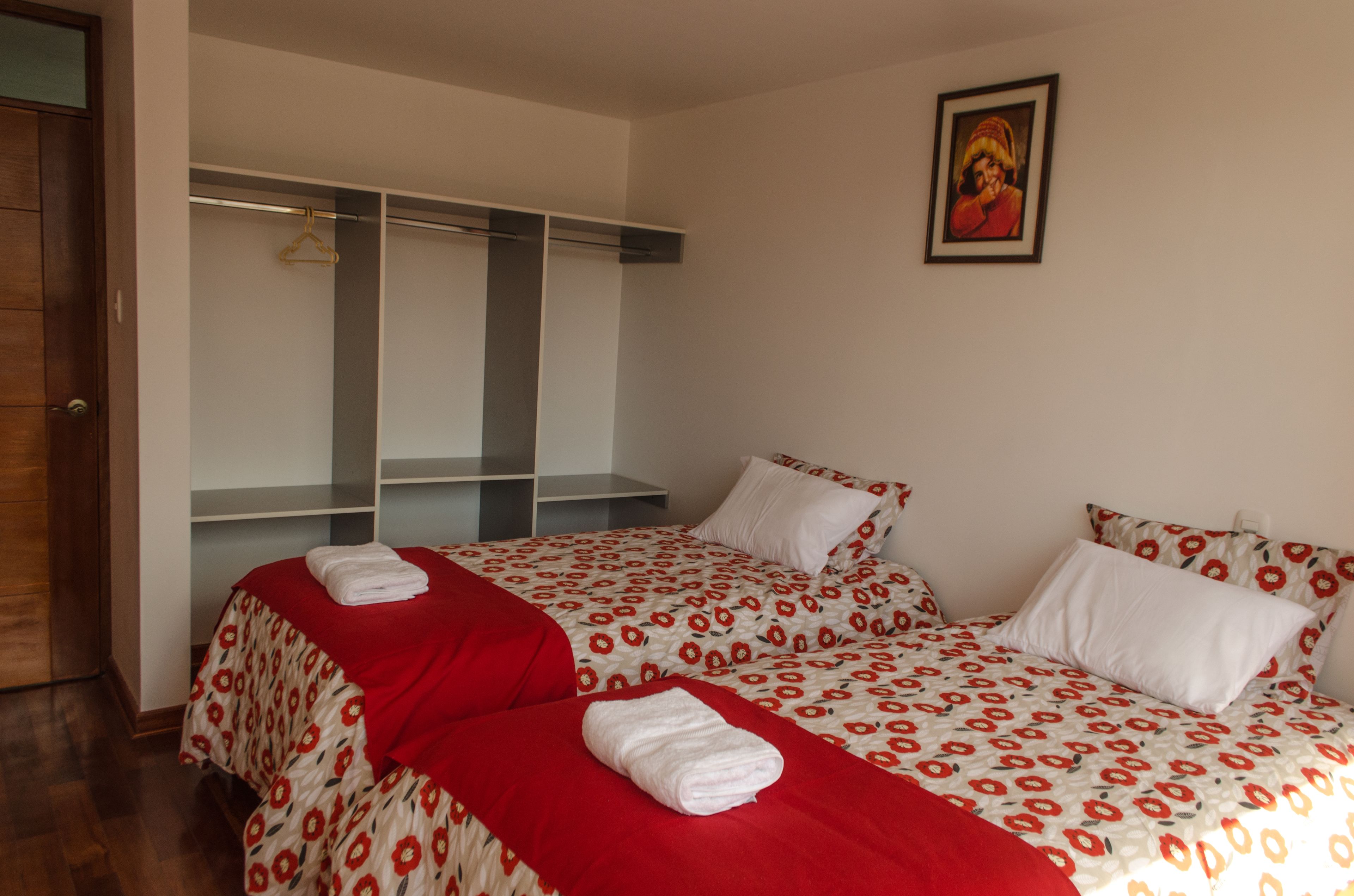 ميني بار ومكتب ومساحة عمل للكمبيوتر المحمول ومكواة/لوح كي