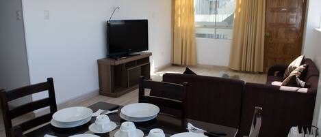 Apartemen, 2 kamar tidur | Ruang keluarga | TV layar datar