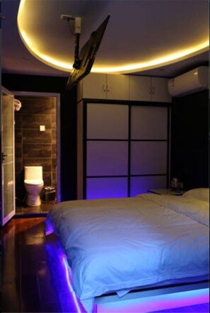 Escritorio, cortinas blackout, wifi gratis y ropa de cama