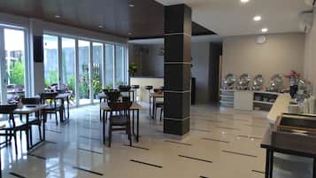 Serveert ontbijt, lunch en diner
