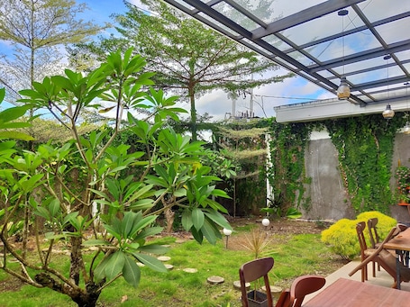 Exterior. Emerald Hotel