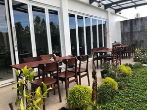 Petit déjeuner, déjeuner et dîner servis sur place