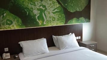 Een bureau, extra bedden (toeslag), gratis wifi, beddengoed