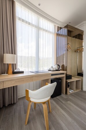 Centre d’affaires dans la chambre