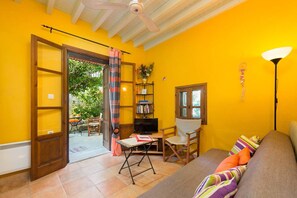 Smart TV, DVD player, books - Welcoming house in Medieval Town (Rhodes)